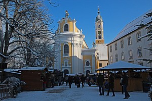 Blick auf die Kirche während des Weihnachtsmarktes - Foto oberschwaben-welt.de